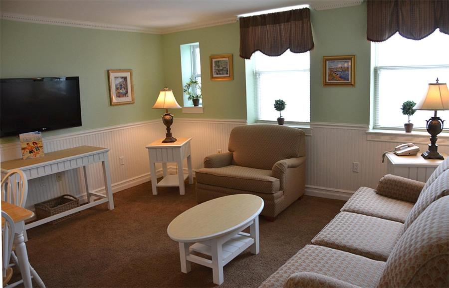 Deluxe King Suite at The Flanders Hotel