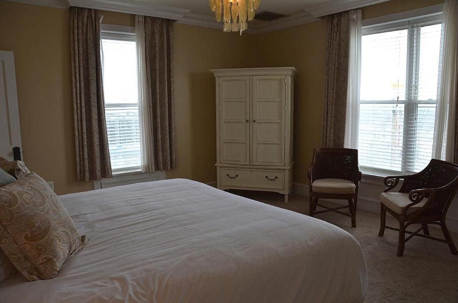 Superior Suite with Sea View at The Flanders Hotel