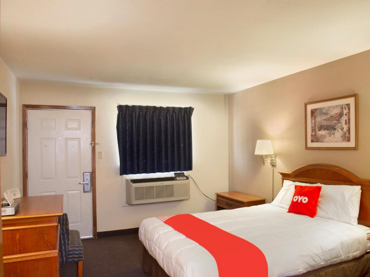 Queen Room at OYO Hotel Guymon OK US-54