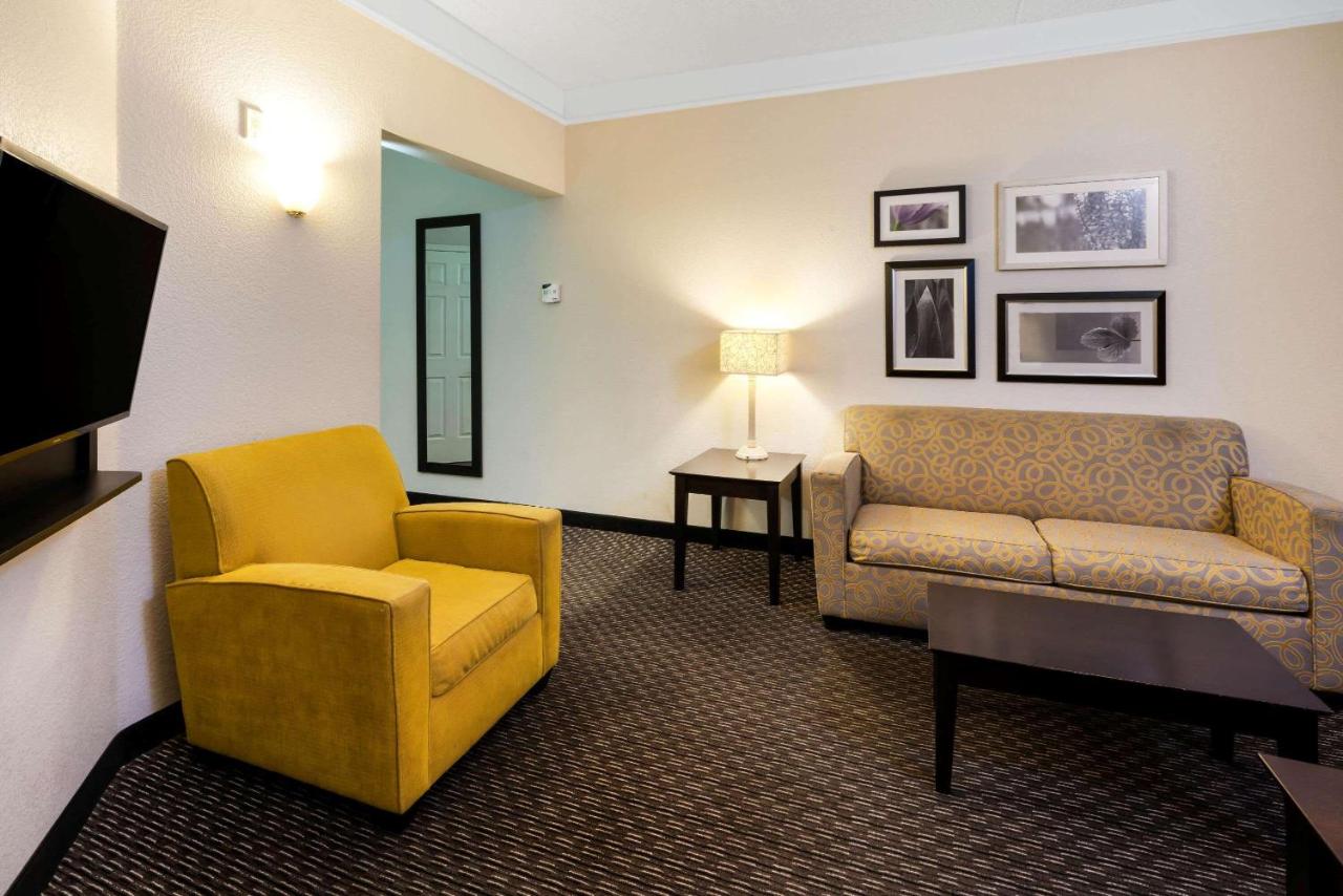 King Suite with Sofa Bed - Pool View at La Quinta Inn & Suites by Wyndham Mesa Superstition Springs