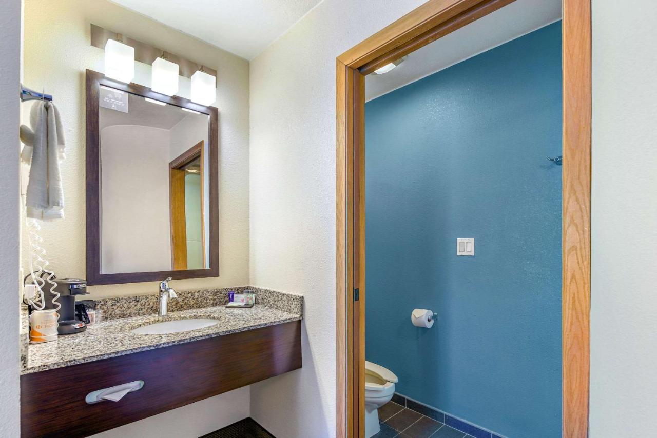 Standard King Room - Non-Smoking at Sleep Inn near Washington State Line