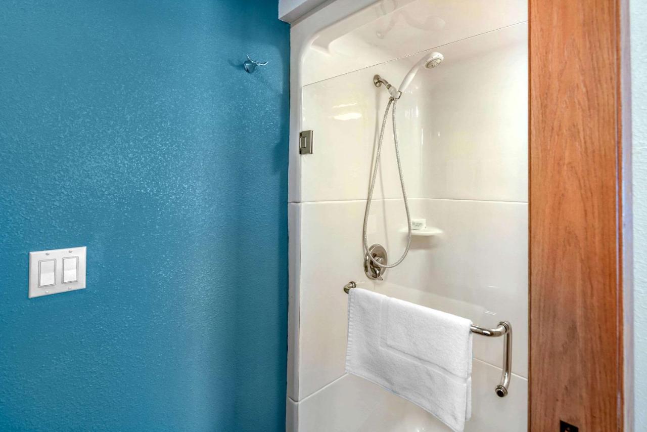 Standard King Room - Non-Smoking at Sleep Inn near Washington State Line