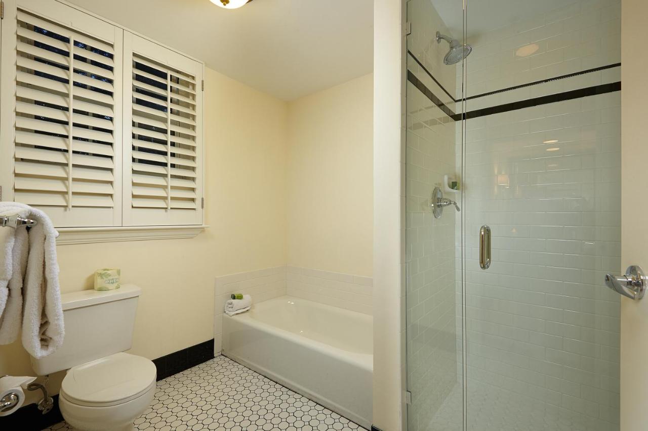 Deluxe Double/Double Room Lake view with Balcony at Inn at Pelican Bay