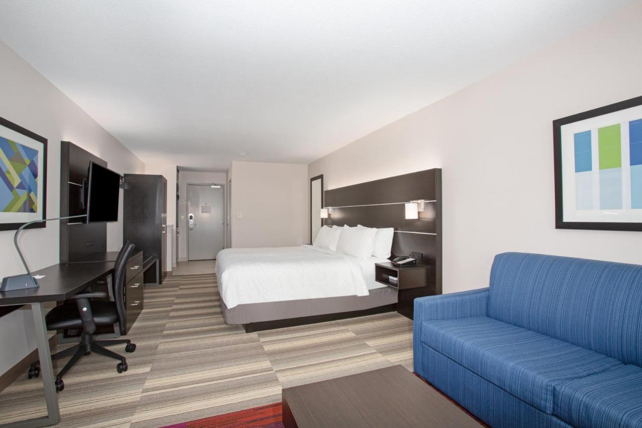 King Suite at Holiday Inn Express & Suites Lincoln City by IHG
