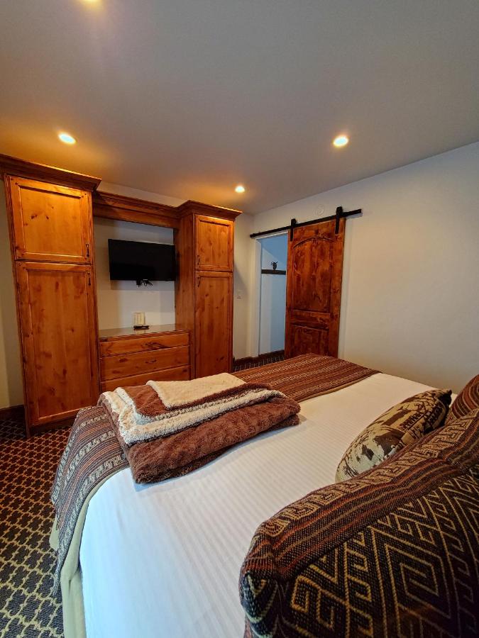 Deluxe King Suite at Parkway Inn of Jackson Hole