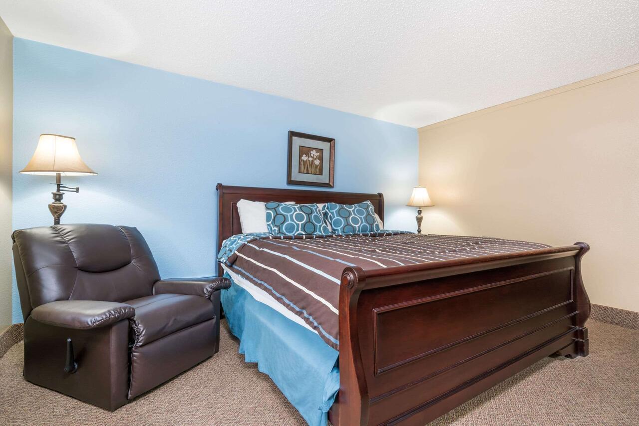 Business King Room at Super 8 by Wyndham Bismarck