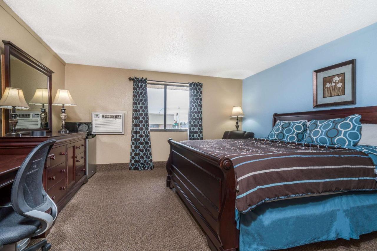 Business King Room at Super 8 by Wyndham Bismarck