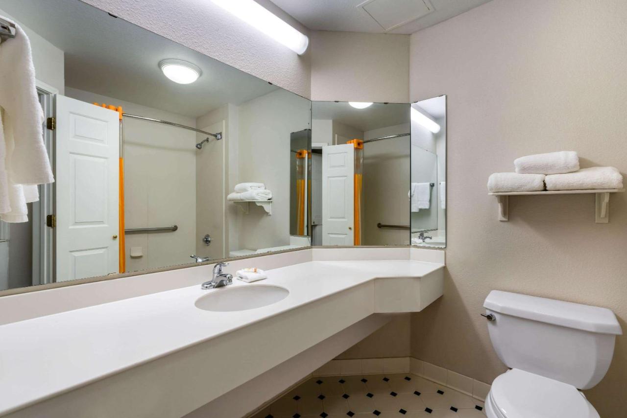 Executive King Room at La Quinta Inn & Suites by Wyndham Phoenix West Peoria