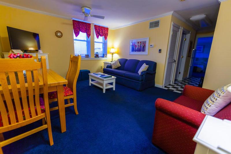 Deluxe King Suite at The Flanders Hotel