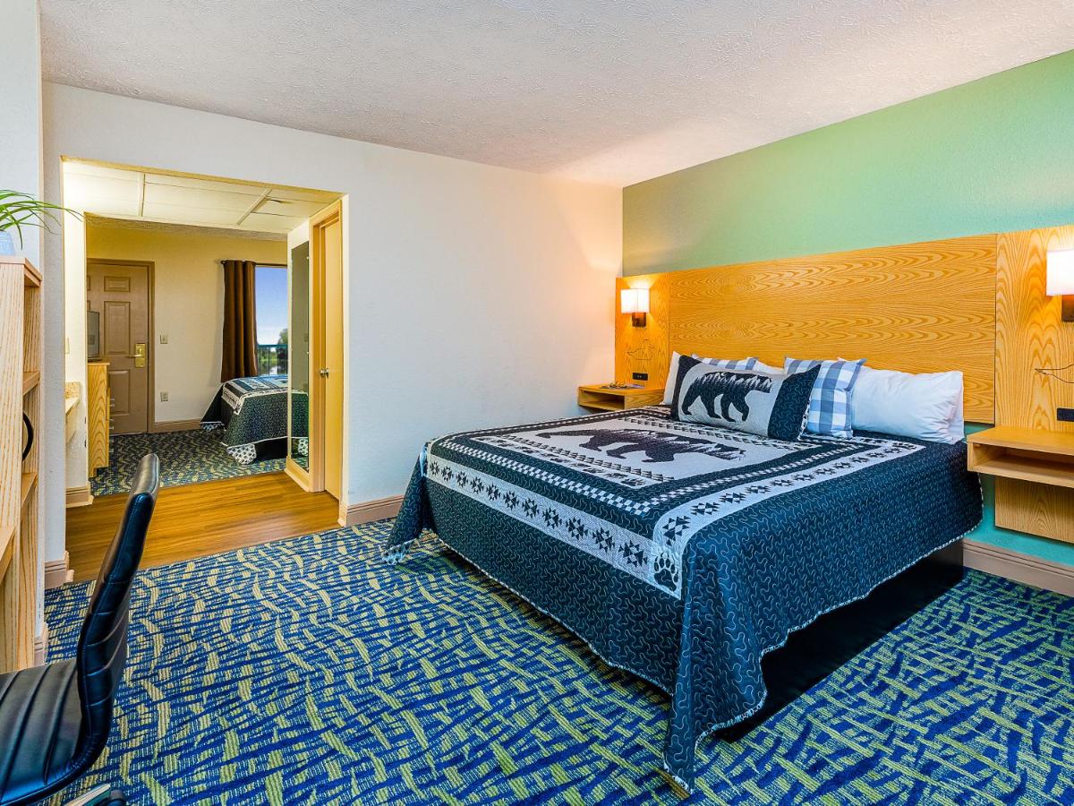 King Room with Two King Beds at Creekstone Inn