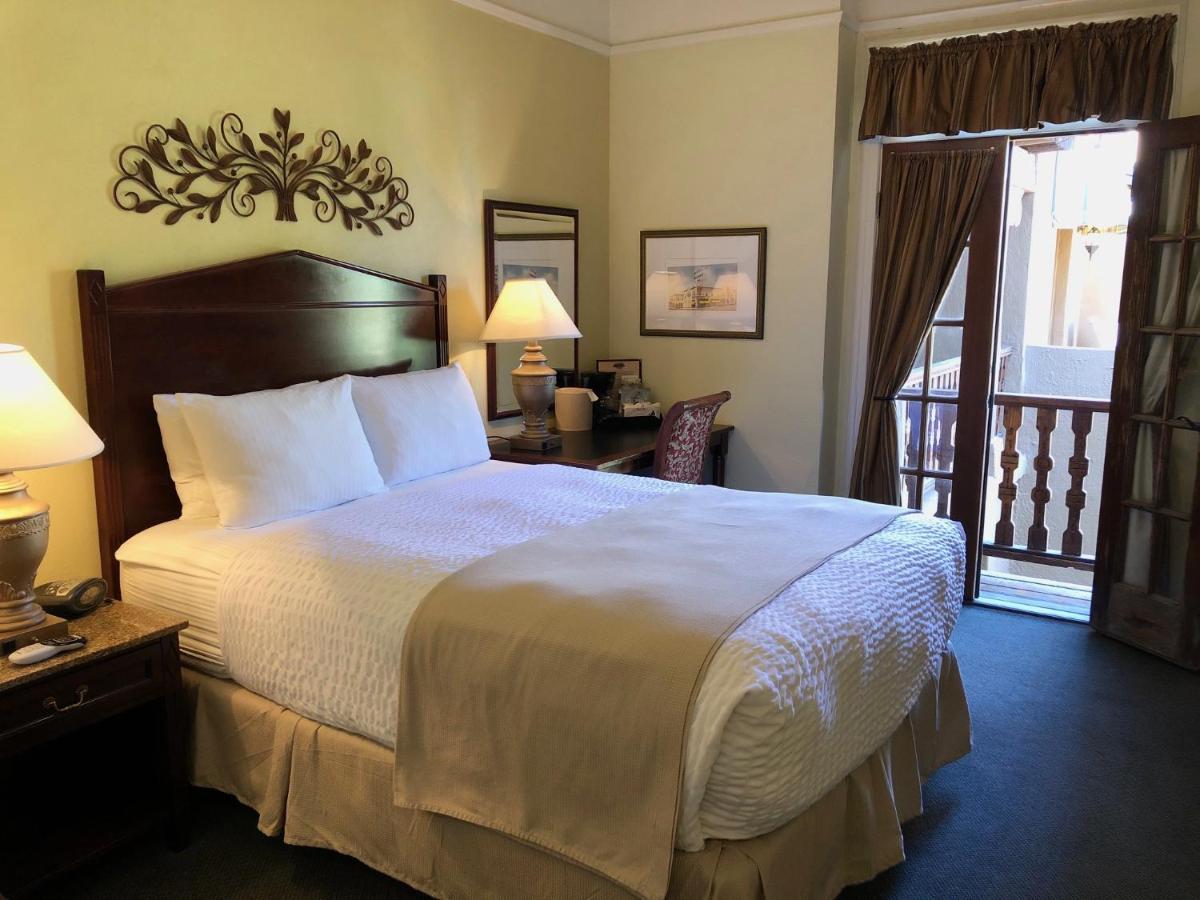 Queen Room with Balcony at Hotel El Capitan