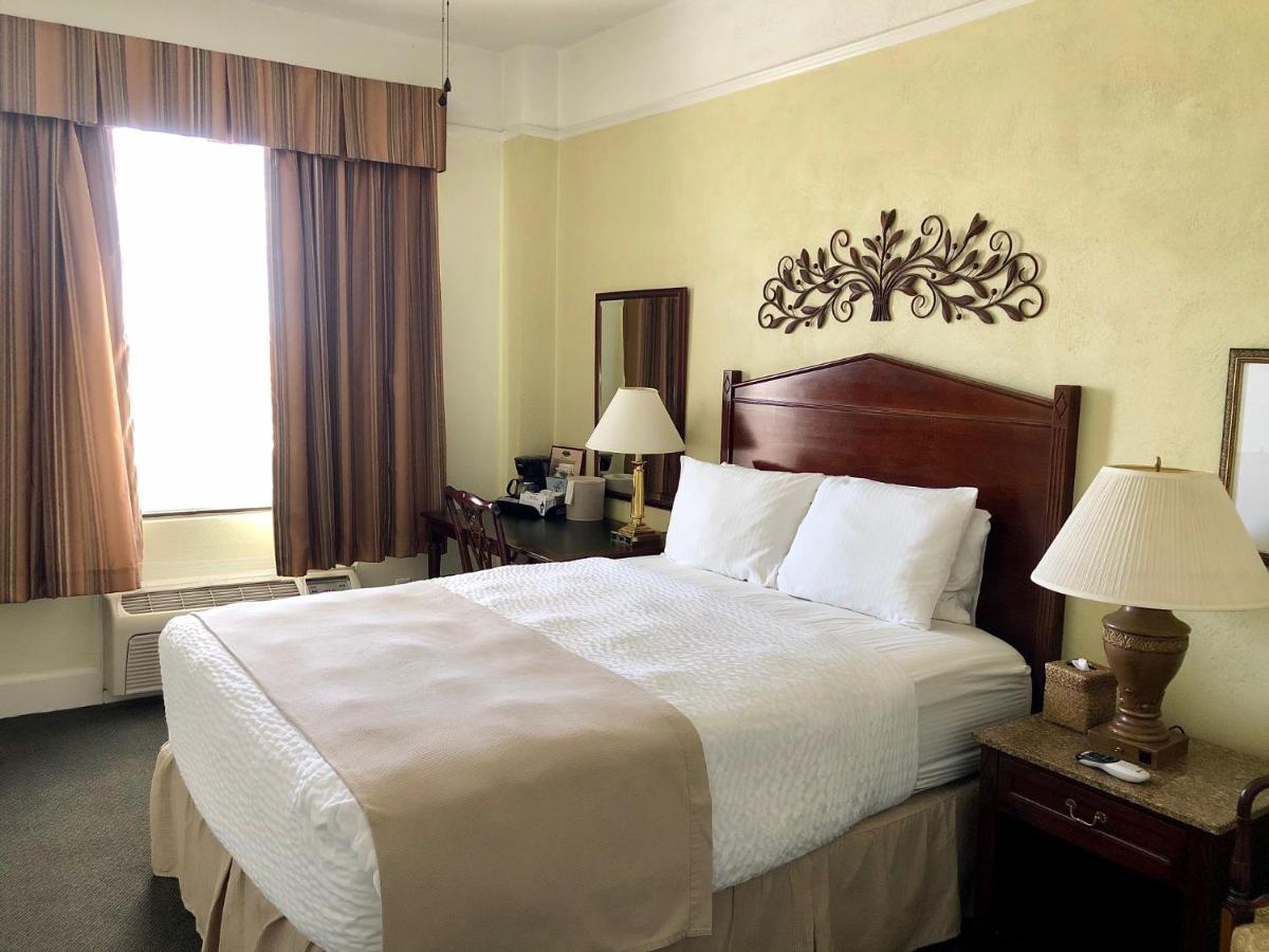 Queen Room at Hotel El Capitan