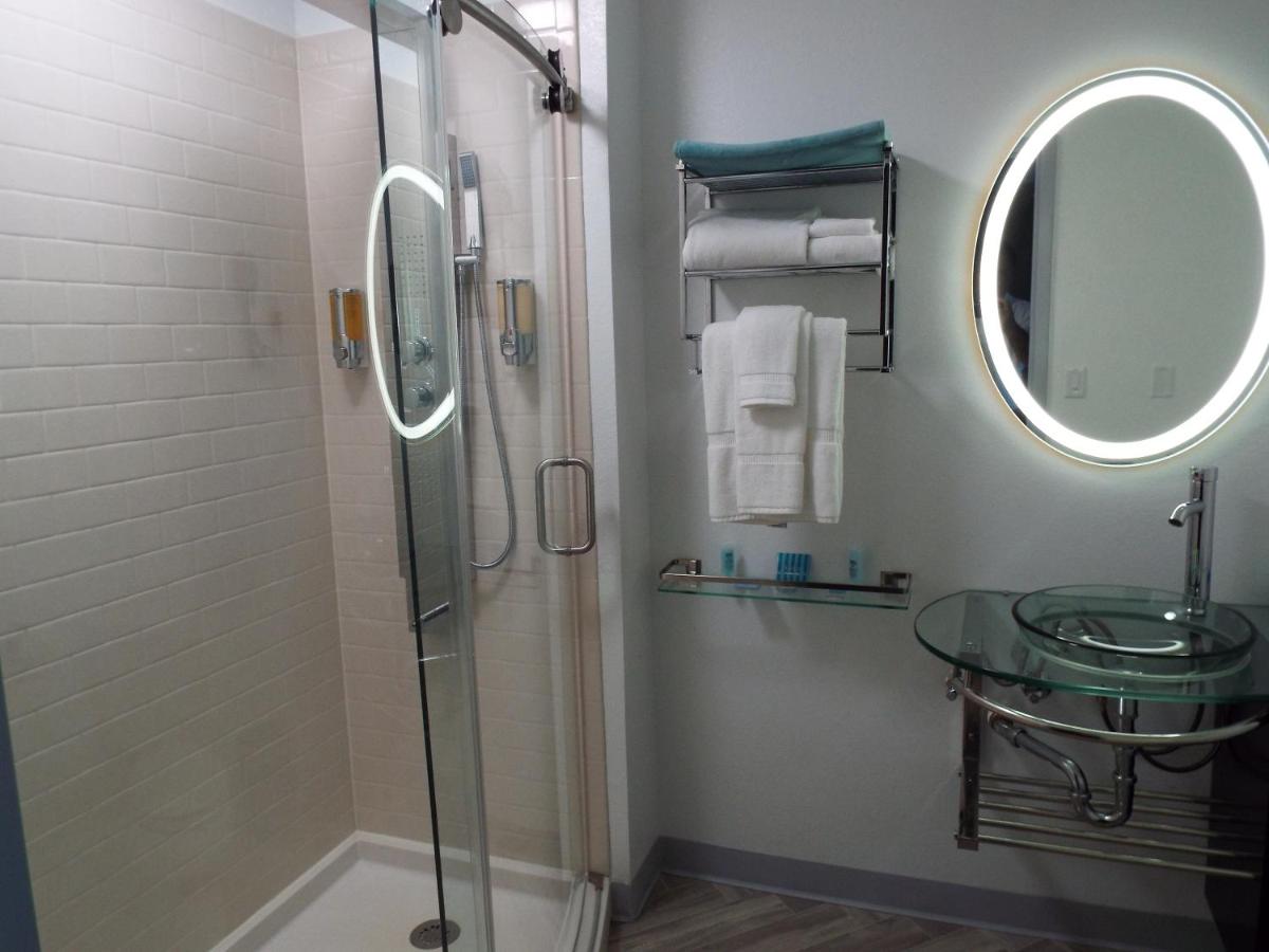 Family Room with Shower at Athens Central Hotel