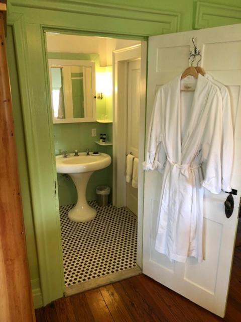 | Elmwood 1820 Bed & Breakfast Inn