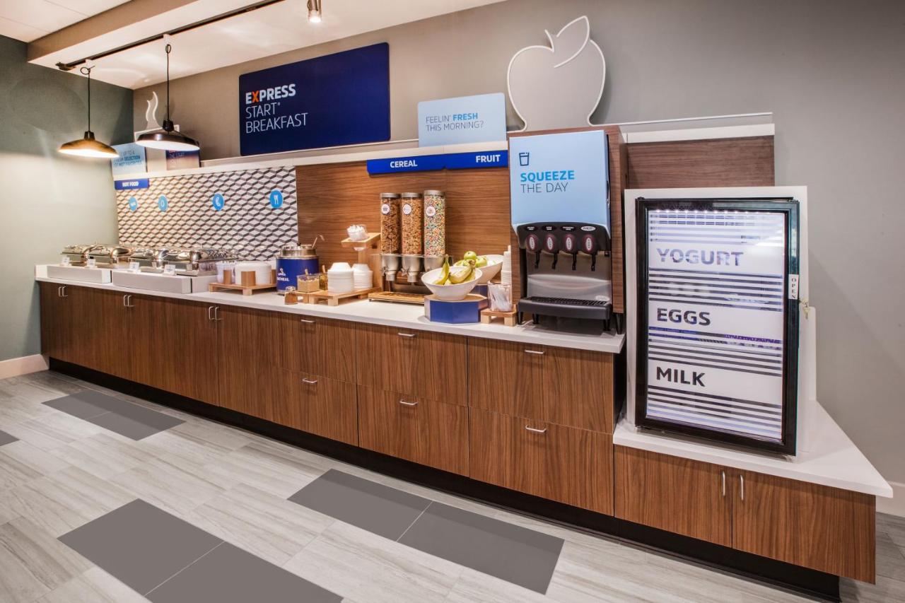 | Holiday Inn Express and Suites Des Moines Downtown, an IHG Hotel