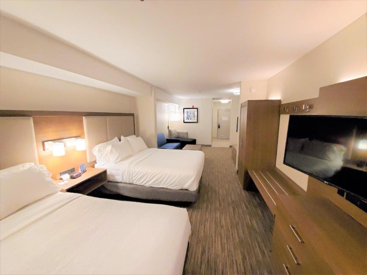 Queen Room with Two Queen Beds - Non-Smoking at Holiday Inn Express & Suites Seattle North - Lynnwood by IHG