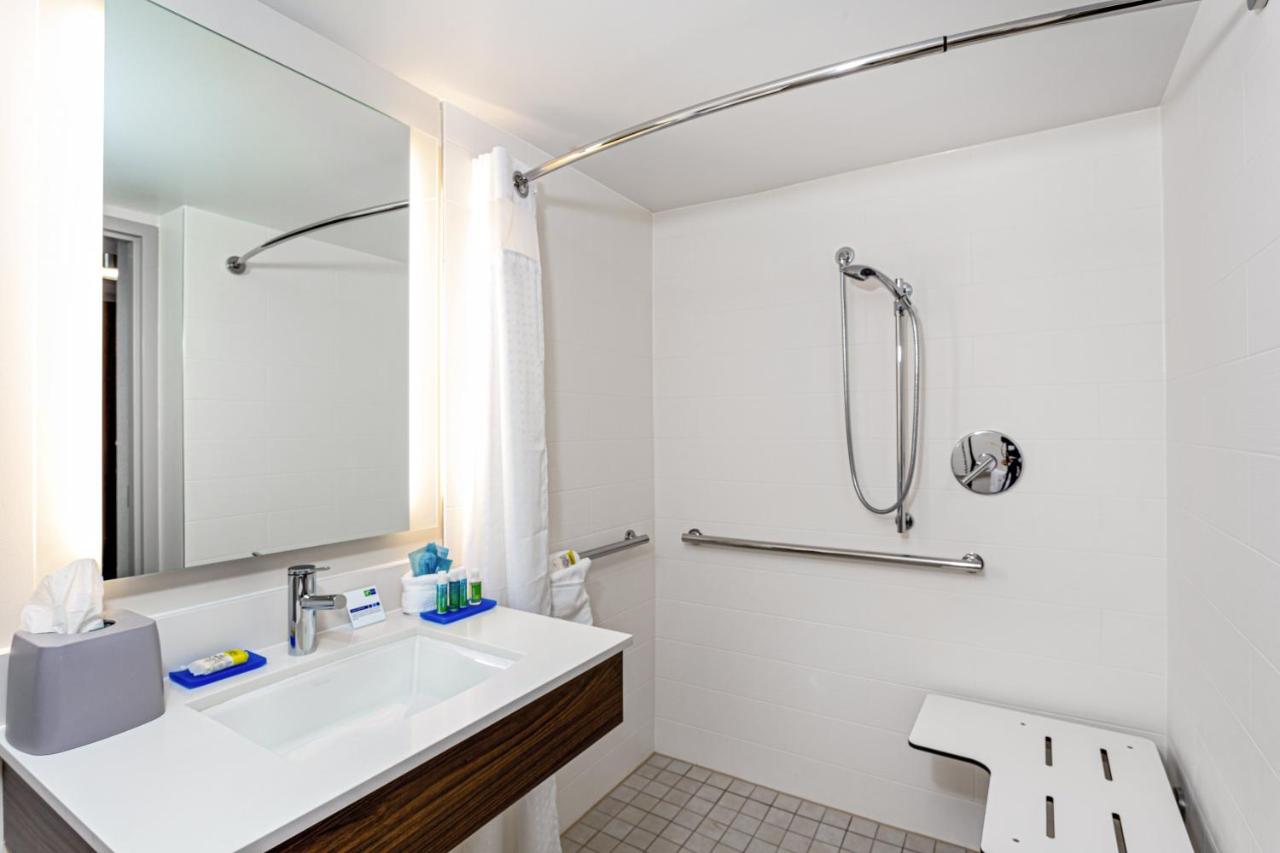 Deluxe King Room with Roll In Shower - Hearing Accessible/Non-Smoking at Holiday Inn Express Tampa-Brandon by IHG