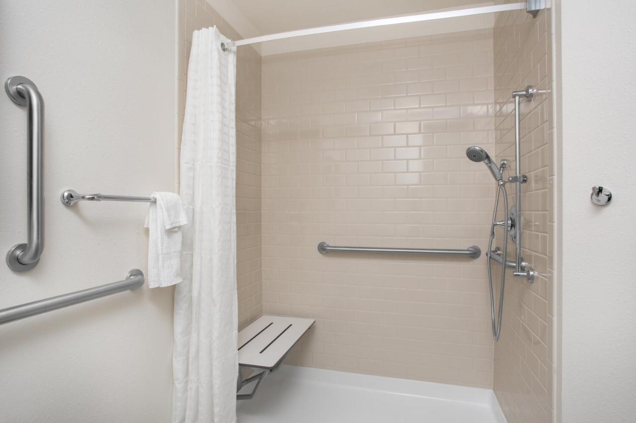 Queen Studio Suite - Mobility Acces Roll in Shower/Non-Smoking at Candlewood Suites Pueblo, an IHG Hotel