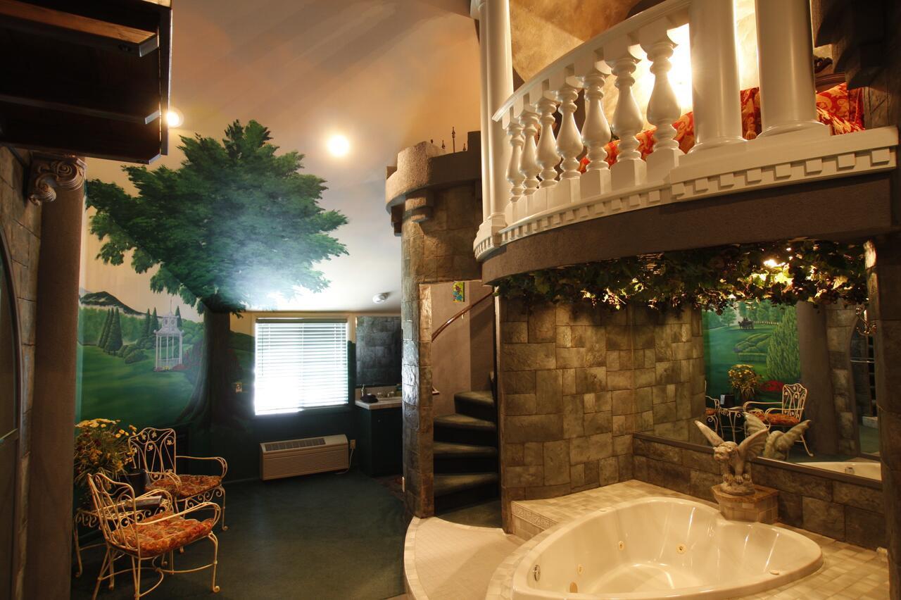  | Black Swan Inn Luxurious Theme Rooms