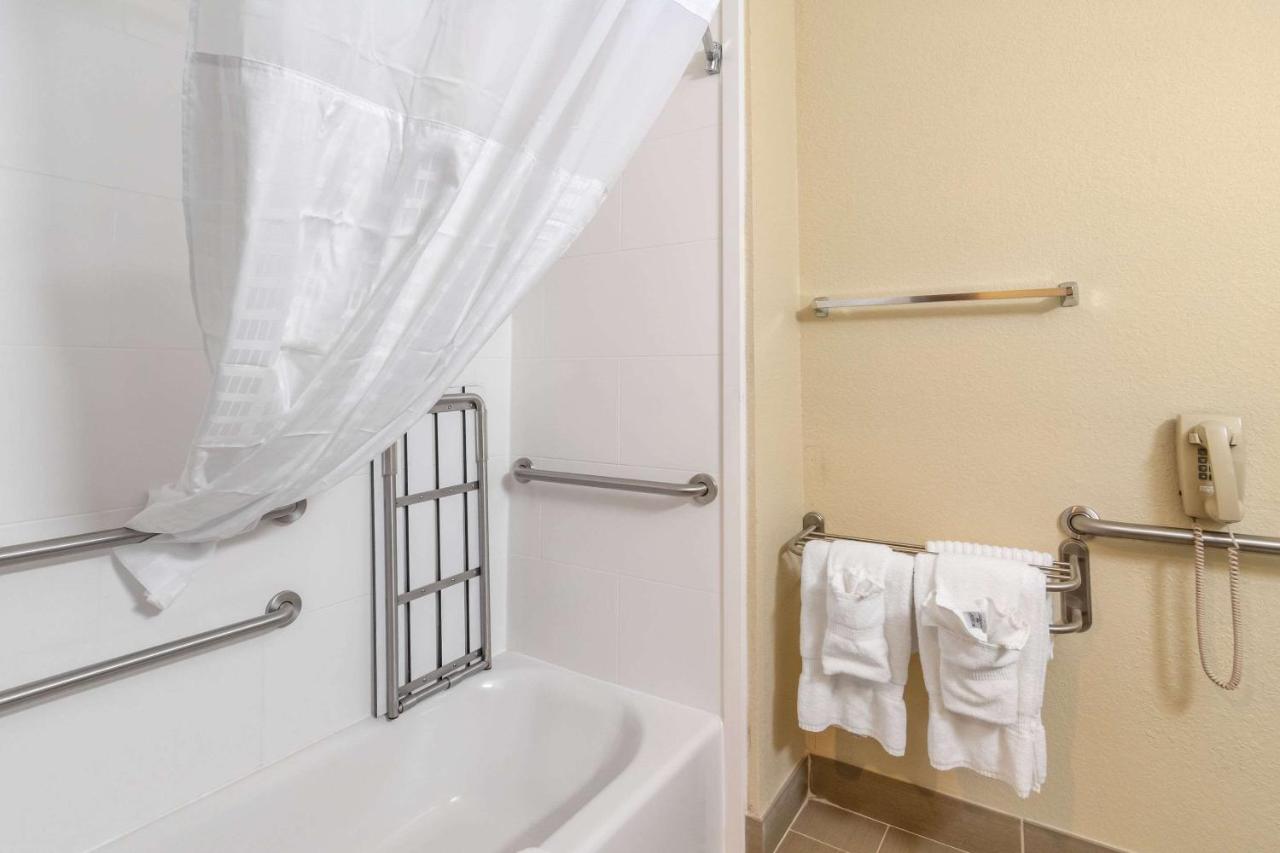 Double Room with Accessible Tub - Accessible/Non-Smoking at Comfort Inn & Suites South Hill I-85