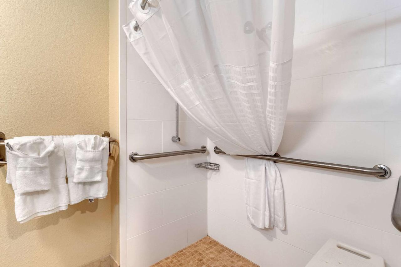 Double Room with Roll-In Shower - Accessible/Non-Smoking at Comfort Inn & Suites South Hill I-85
