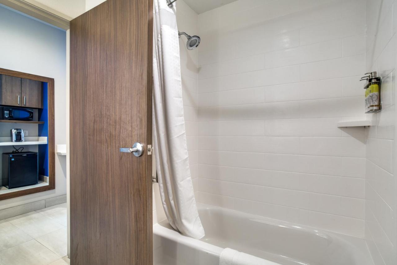 | Holiday Inn Express And Suites Denton South, an IHG Hotel