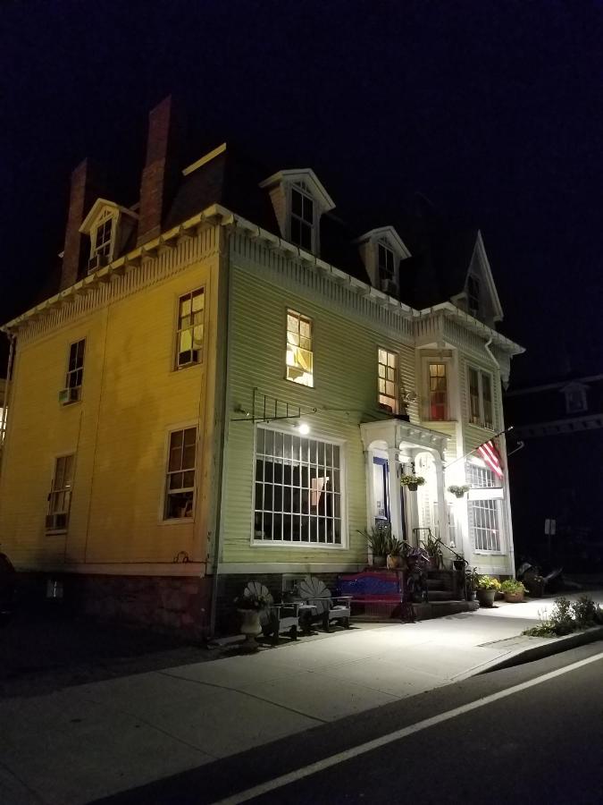 | Burbank Rose Inn Bed & Breakfast