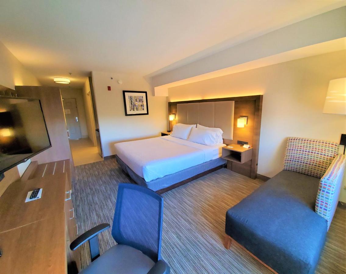  | Holiday Inn Express & Suites Seattle North - Lynnwood