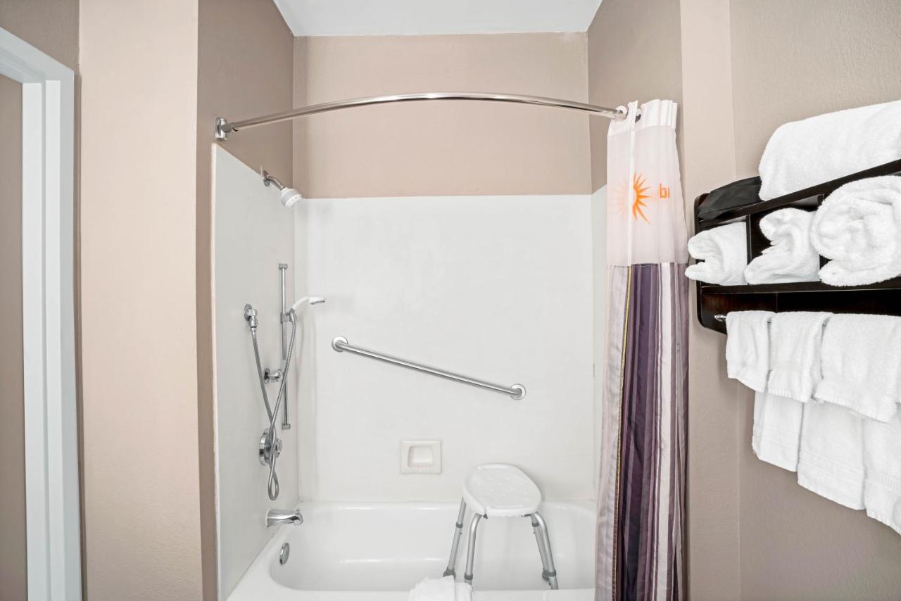 King Room - Mobility Access/Non-Smoking at La Quinta Inn & Suites by Wyndham Lebanon