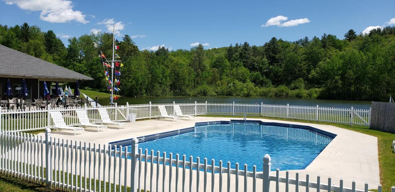 | Commodores Inn
