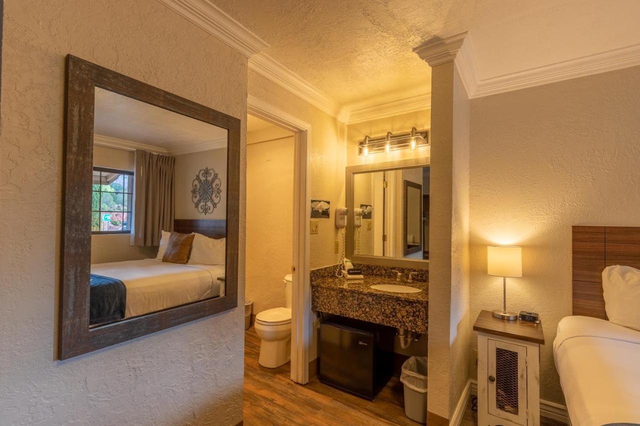 Queen Room at Cedars Resort