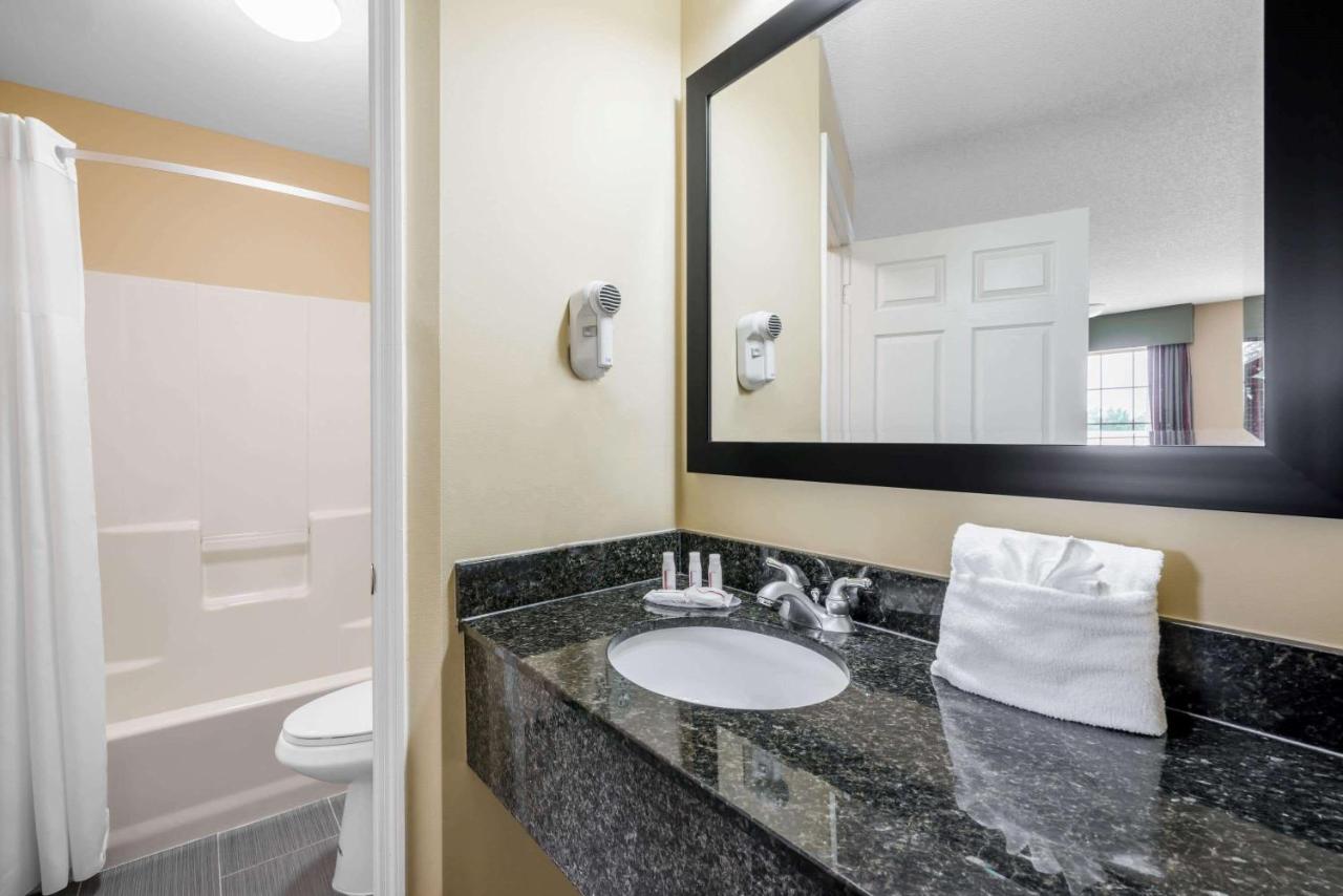 King Room - Non-Smoking at Howard Johnson by Wyndham Dalton