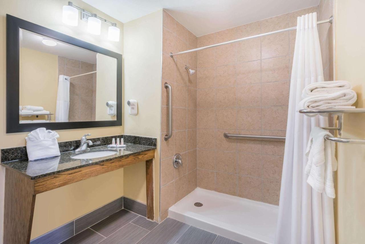 King Room - Disability Access - Non-Smoking at Howard Johnson by Wyndham Dalton
