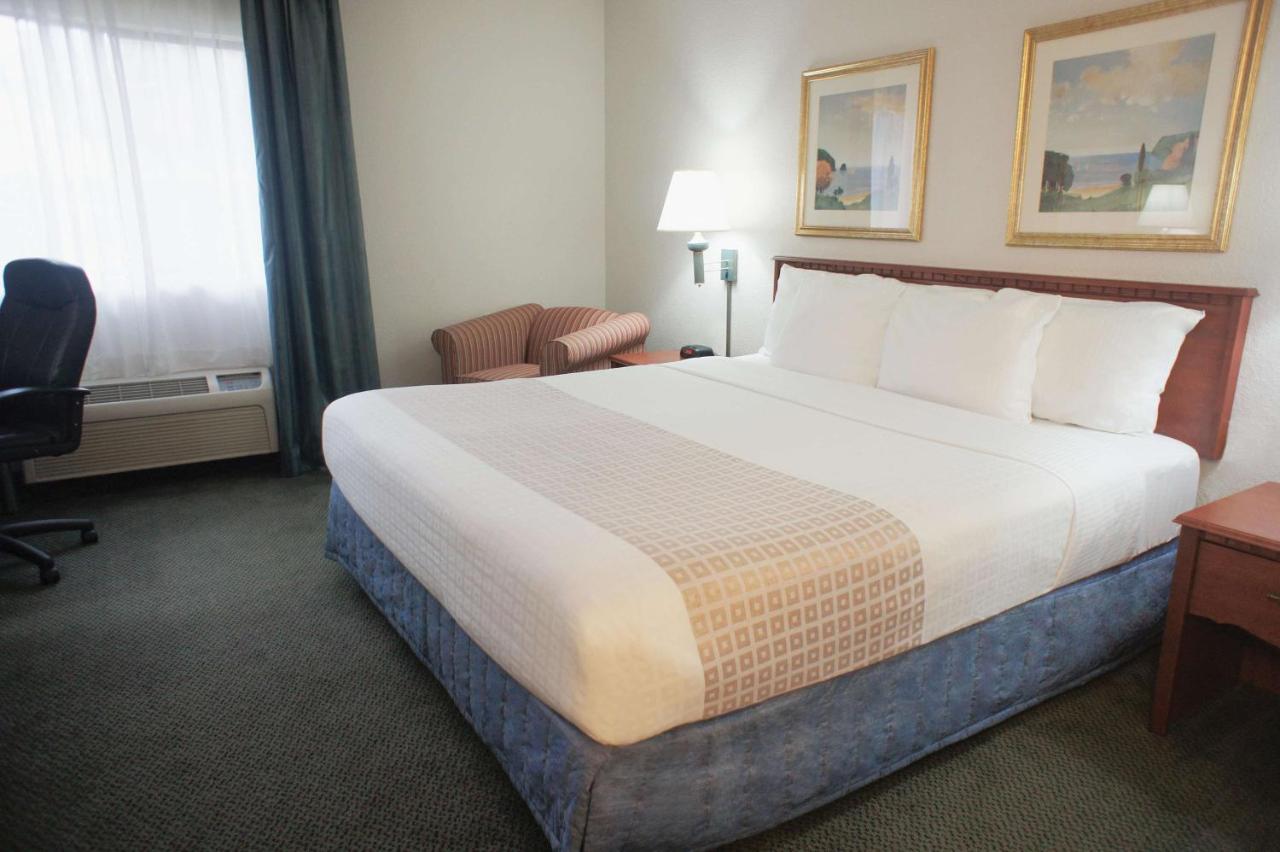 King Room with Bath Tub - Mobility Accessible/Non-Smoking at La Quinta Inn by Wyndham Ft. Lauderdale Tamarac East