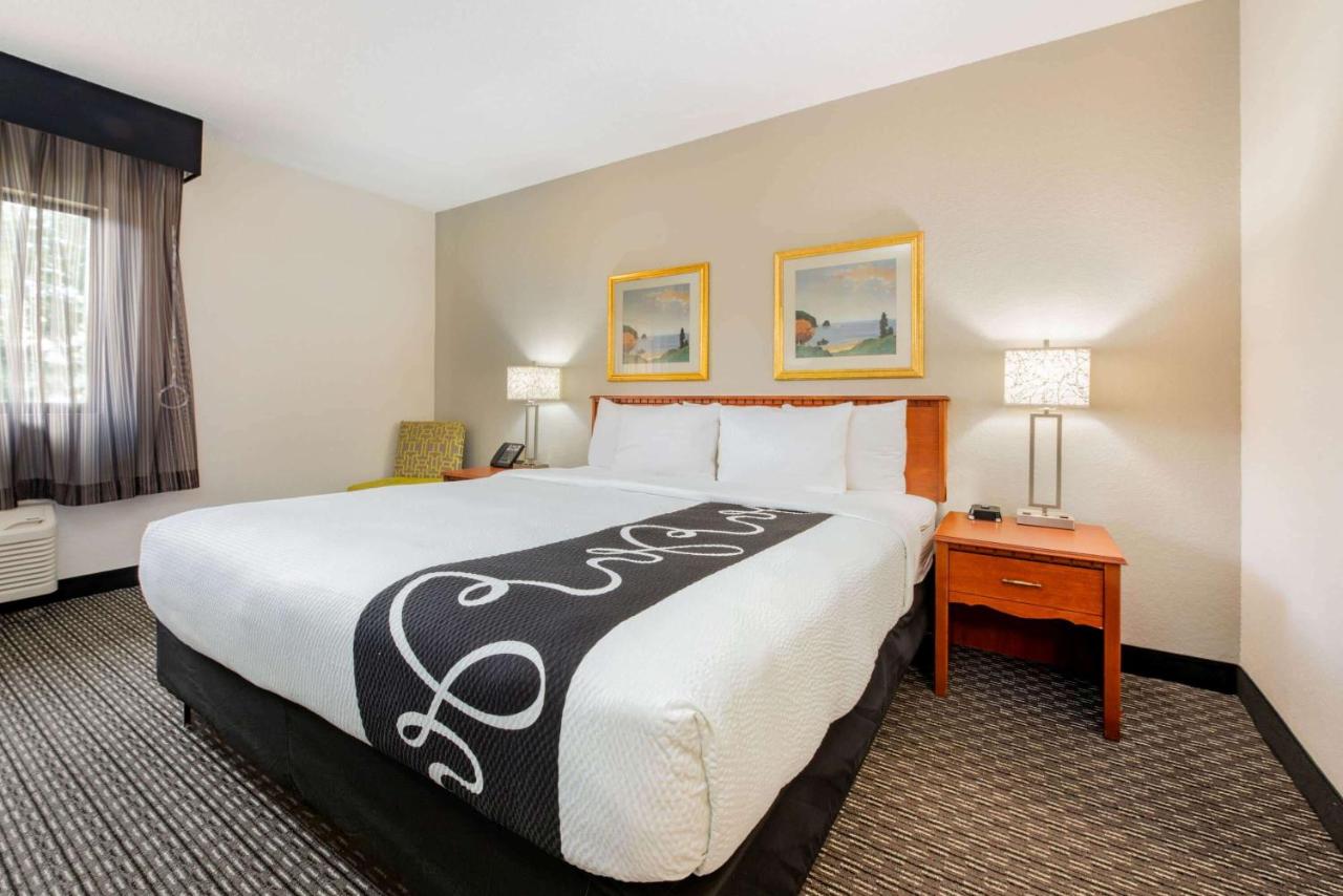 King Room with Bath Tub - Mobility Accessible/Non-Smoking at La Quinta Inn by Wyndham Ft. Lauderdale Tamarac East