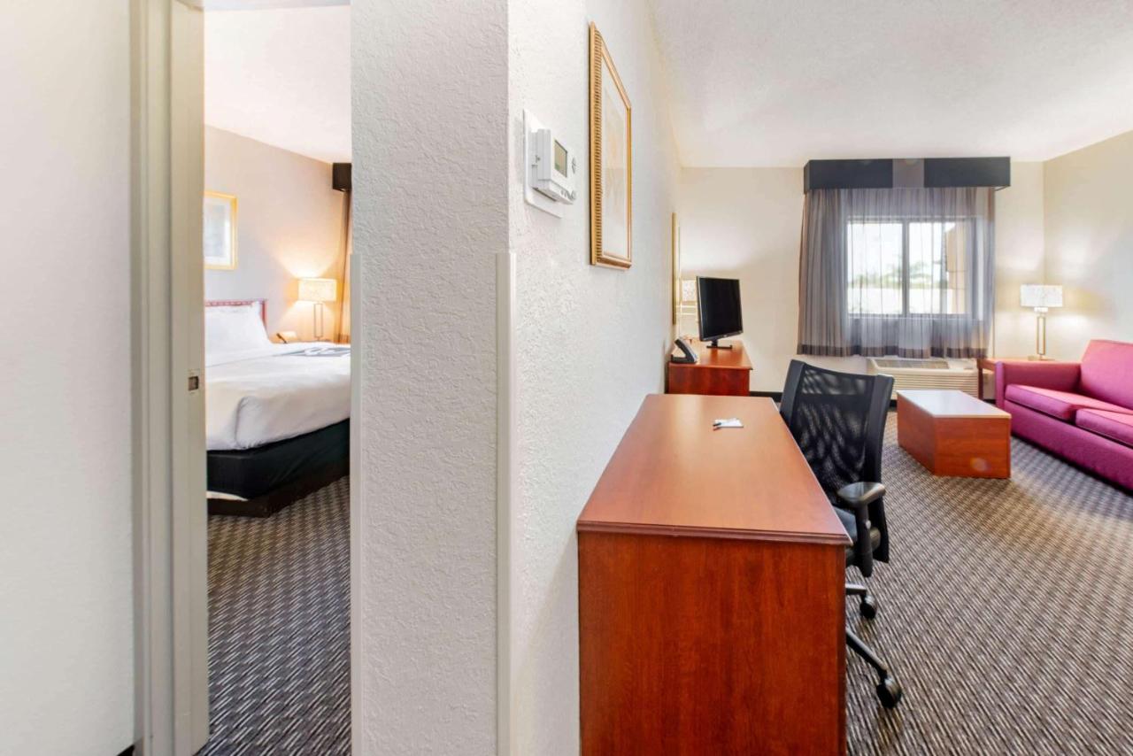 One-Bedroom King Suite - Non-Smoking at La Quinta Inn by Wyndham Ft. Lauderdale Tamarac East