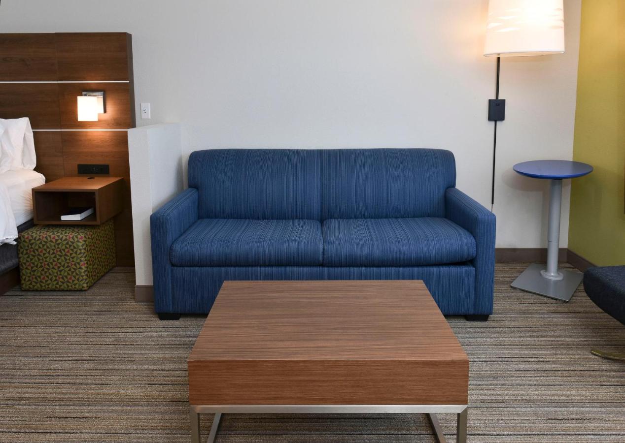 Deluxe Suite at Holiday Inn Express & Suites Madisonville by IHG