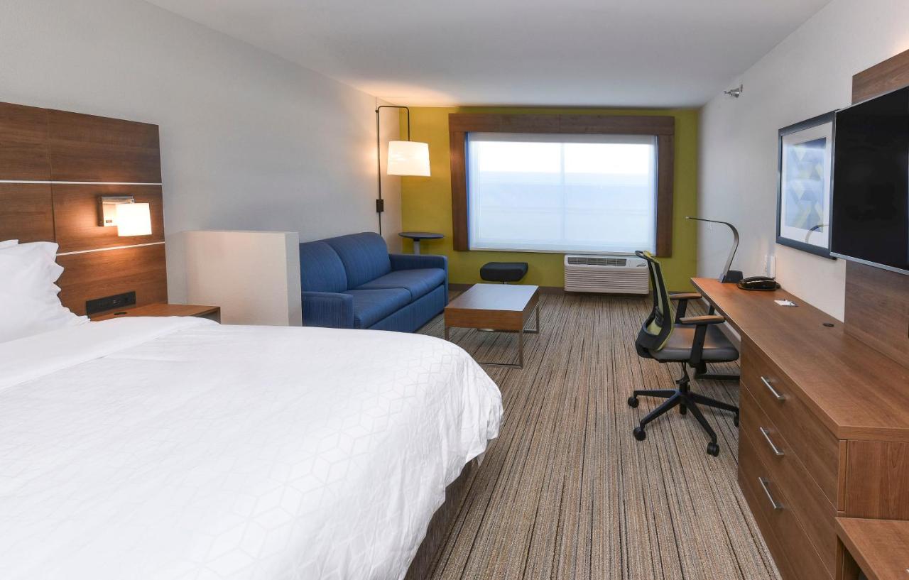 Deluxe Suite at Holiday Inn Express & Suites Madisonville by IHG