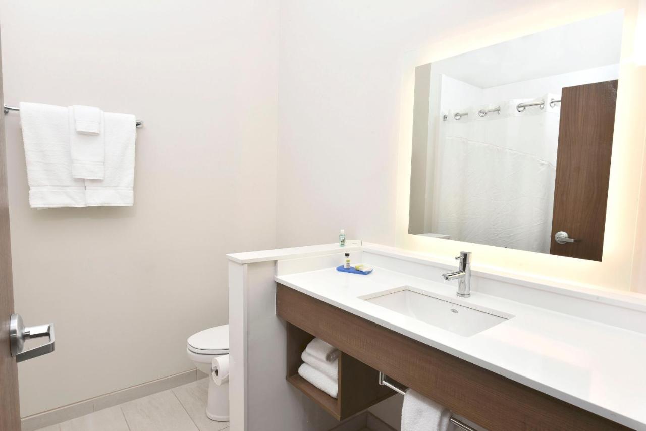 Deluxe Suite at Holiday Inn Express & Suites Madisonville by IHG