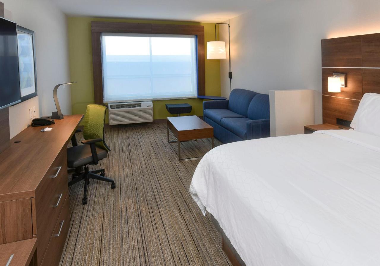 Deluxe Suite at Holiday Inn Express & Suites Madisonville by IHG