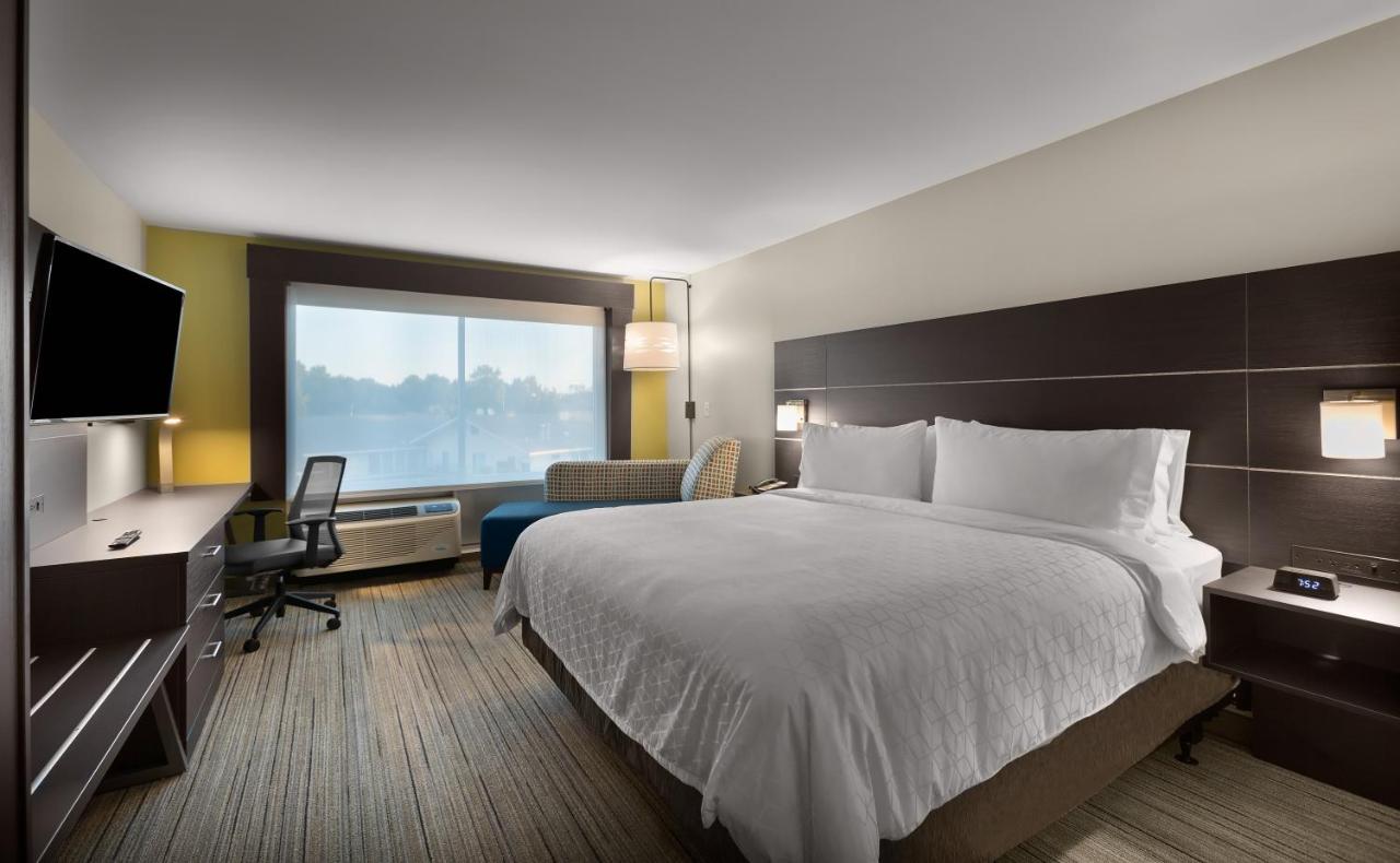 King Room - Mobility Access/Non-Smoking at Holiday Inn Express Lake Park by IHG
