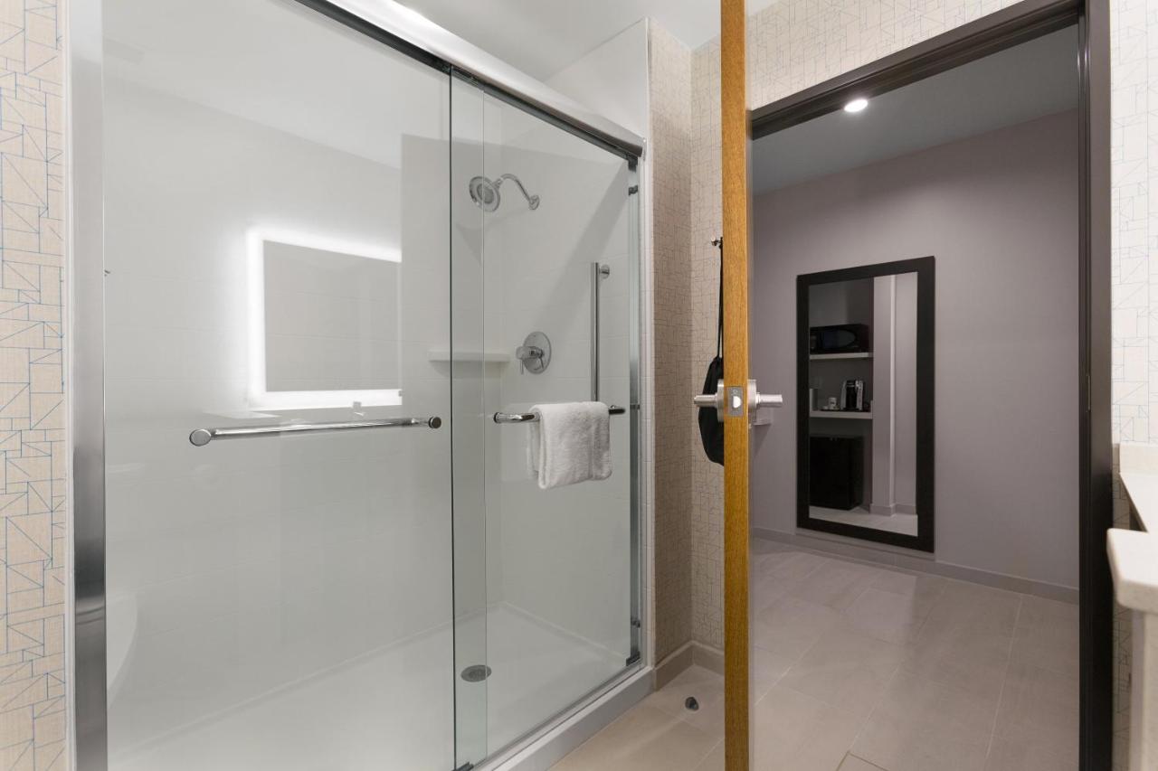 King Room - Mobility Access/Non-Smoking at Holiday Inn Express Lake Park by IHG