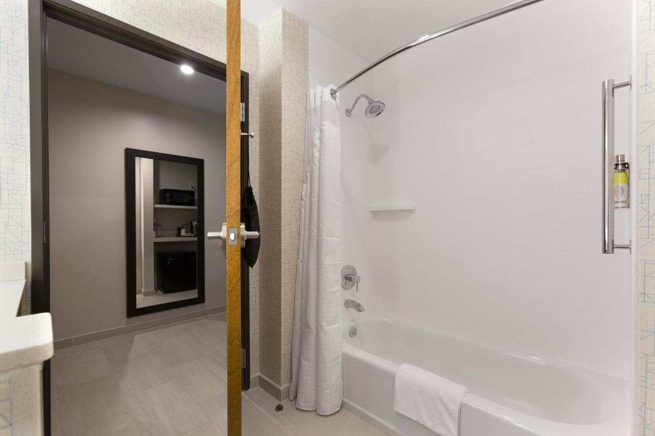 Suite with Mobility Accessible Tub - Non-Smoking at Holiday Inn Express Lake Park by IHG