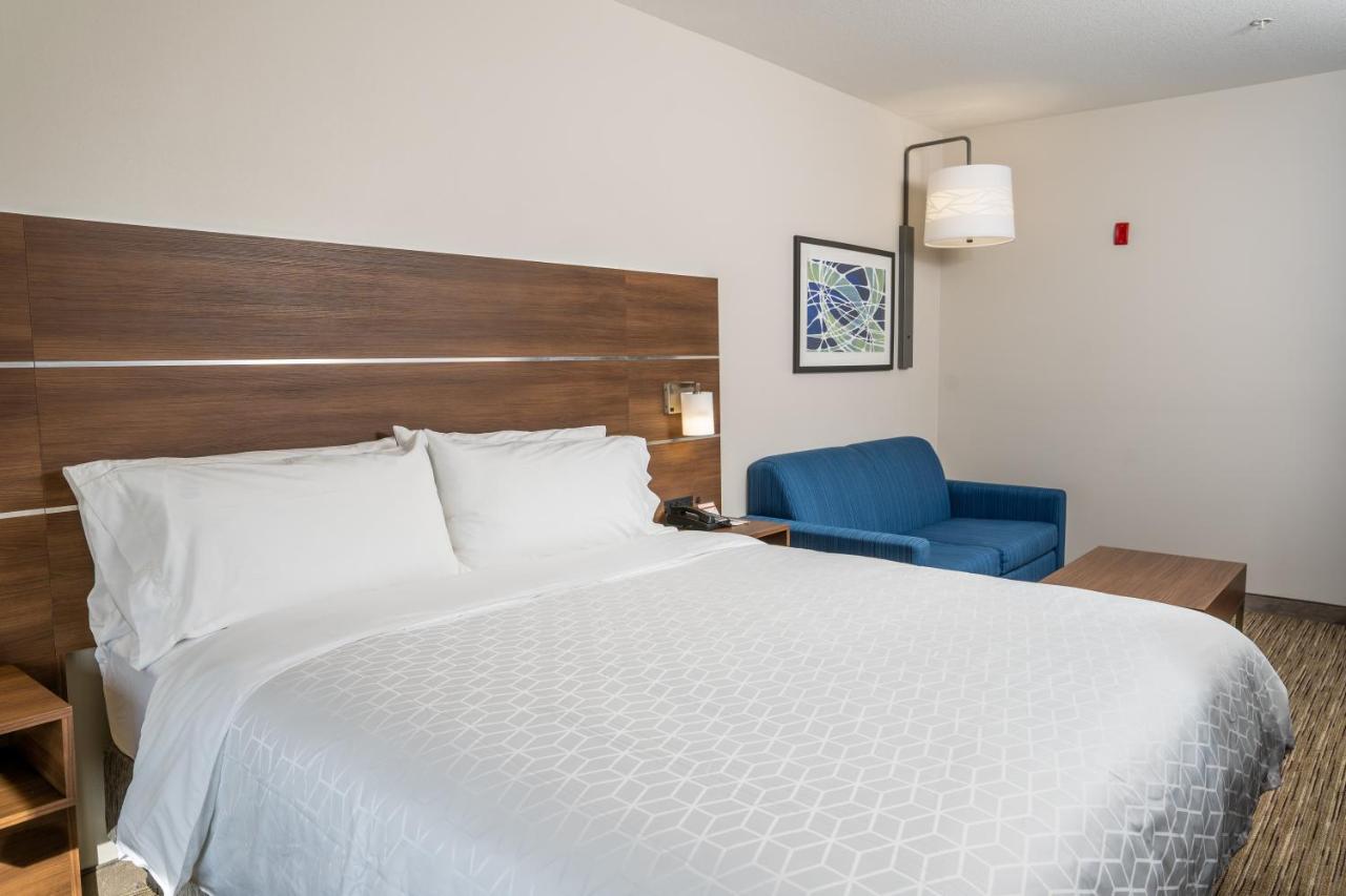 Executive King Room with Sofa Bed and Balcony at Holiday Inn Express San Clemente N – Beach Area by IHG