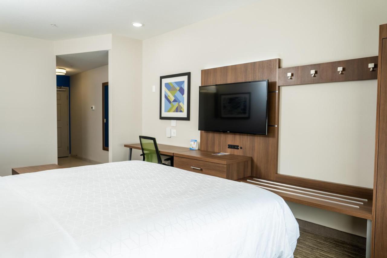 One-Bedroom Queen Suite with Two Queen Beds at Holiday Inn Express San Clemente N – Beach Area by IHG