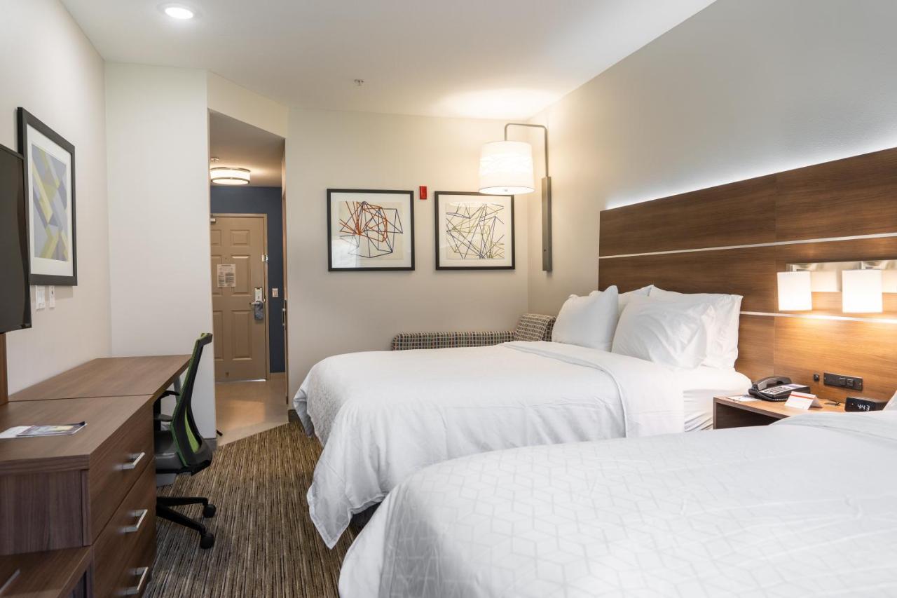 One-Bedroom Queen Suite with Two Queen Beds at Holiday Inn Express San Clemente N – Beach Area by IHG