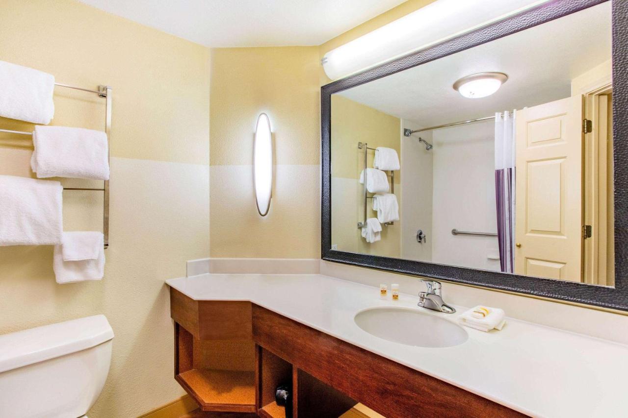 Deluxe King Room - Non-Smoking at La Quinta Inn & Suites by Wyndham Raleigh/Durham Southpoint