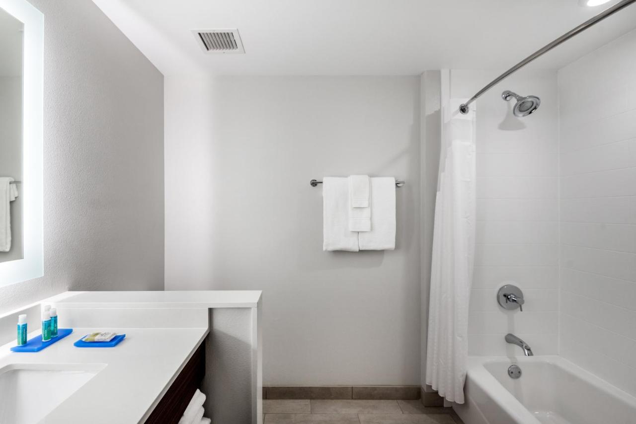 | Holiday Inn Express & Suites Santa Ana - Orange County, an IHG Hotel