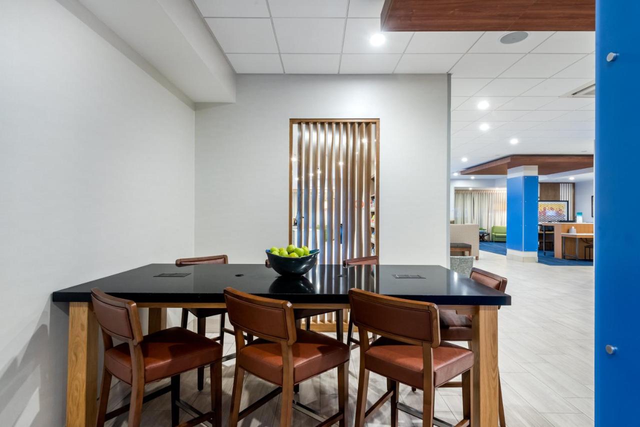 | Holiday Inn Express & Suites Santa Ana - Orange County, an IHG Hotel