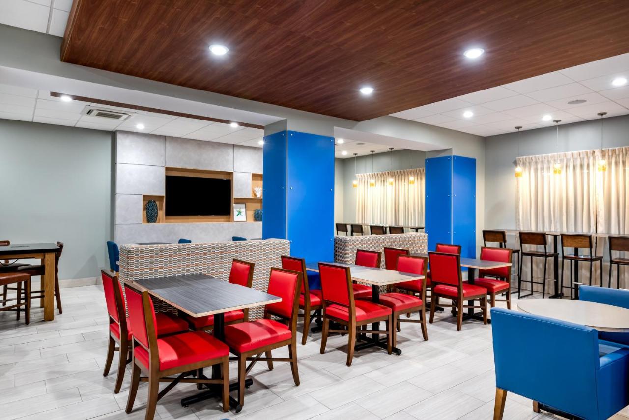| Holiday Inn Express & Suites Santa Ana - Orange County, an IHG Hotel